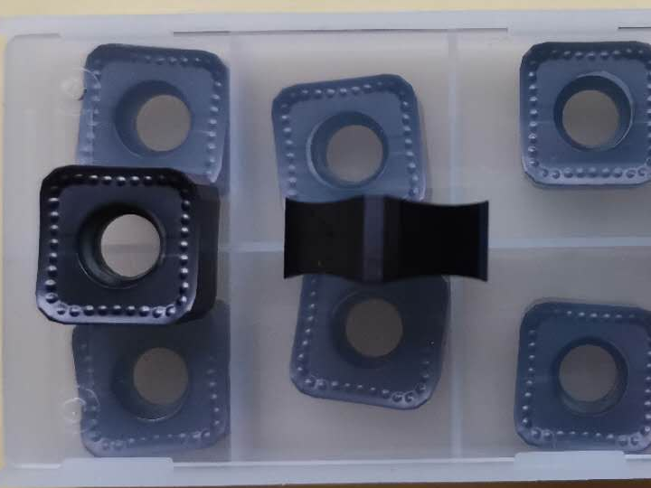 Indexable milling inserts in a compartmented box