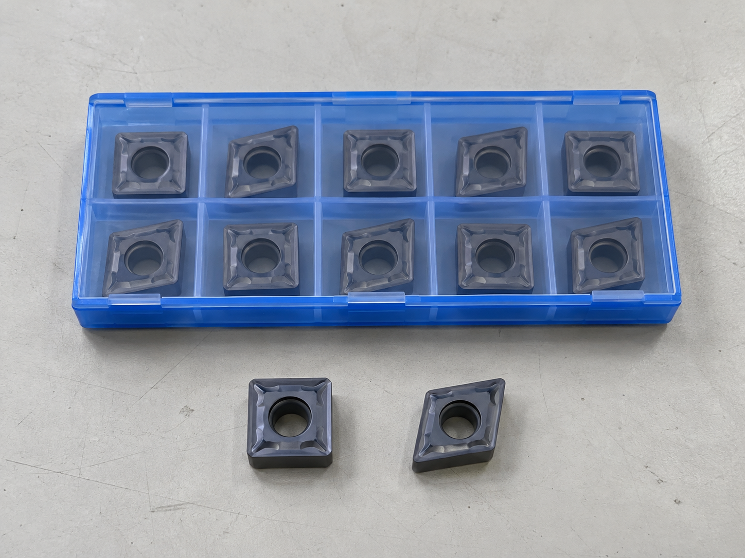 Square and rhombic turning inserts with protective packaging